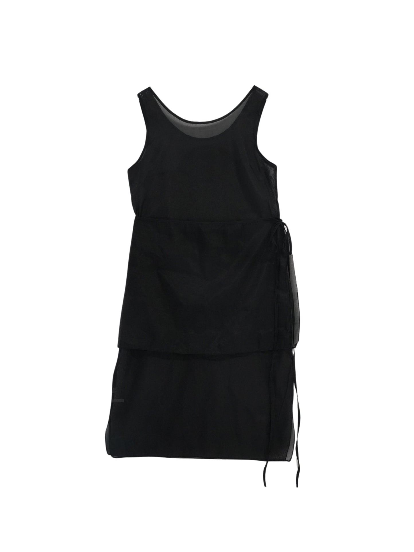 不安なムードを包み込むレースビスチェワンピ