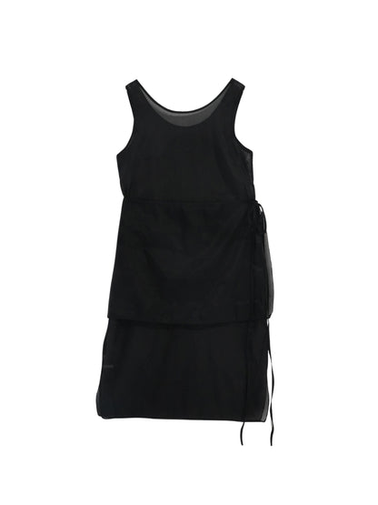 不安なムードを包み込むレースビスチェワンピ