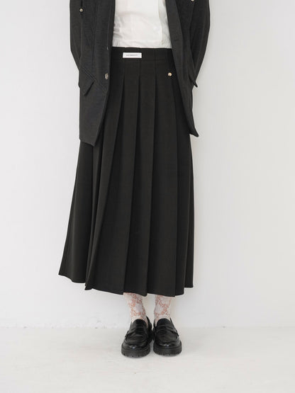 悩むけど振り返らないロングスカート