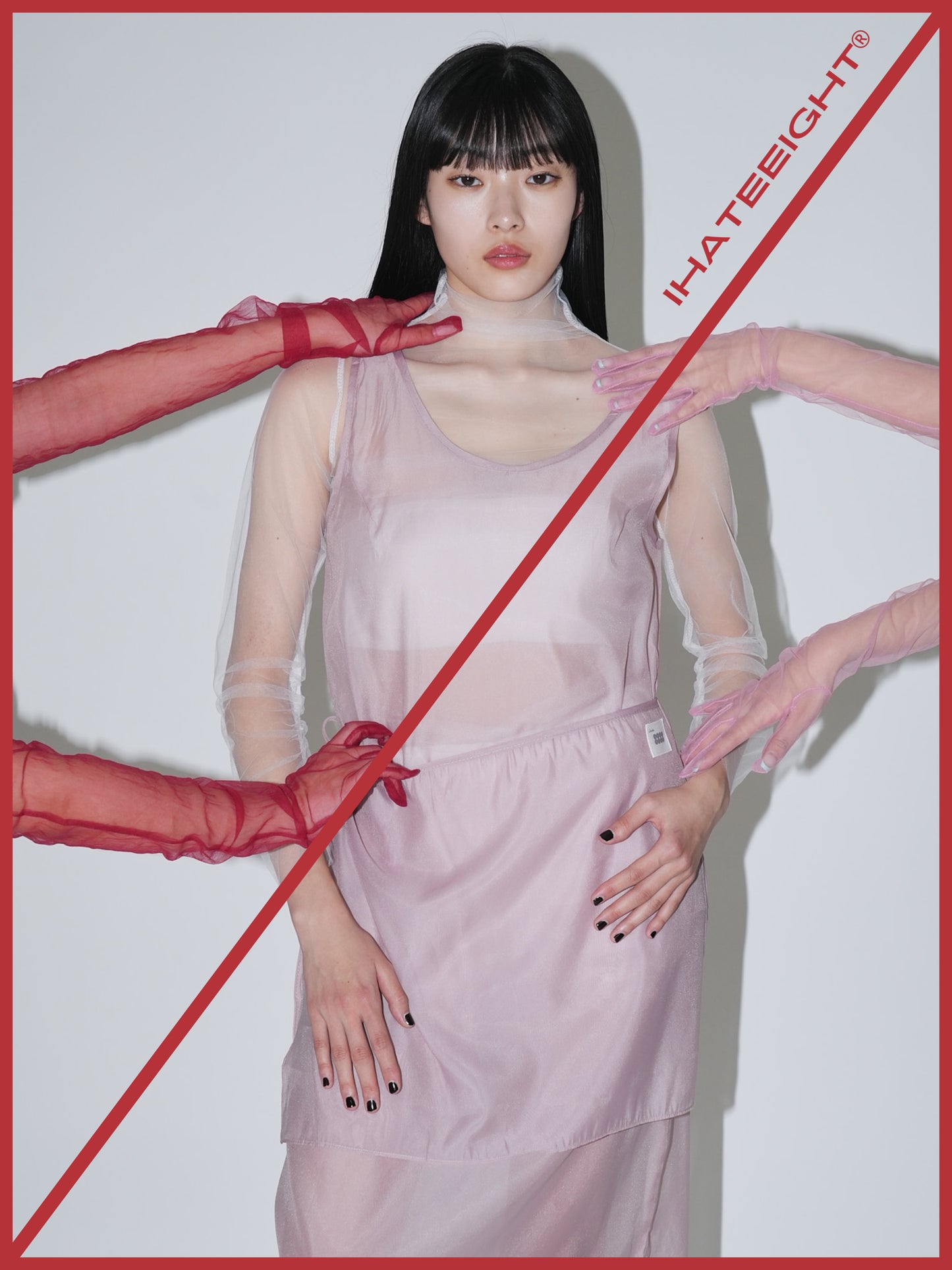 不安なムードを包み込むレースビスチェワンピ