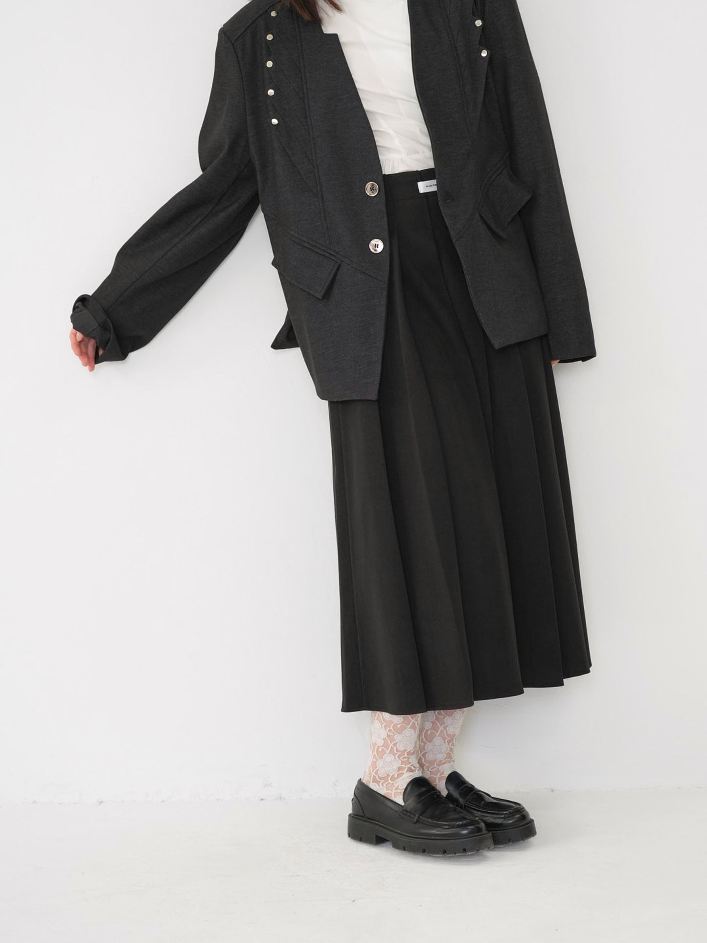 悩むけど振り返らないロングスカート