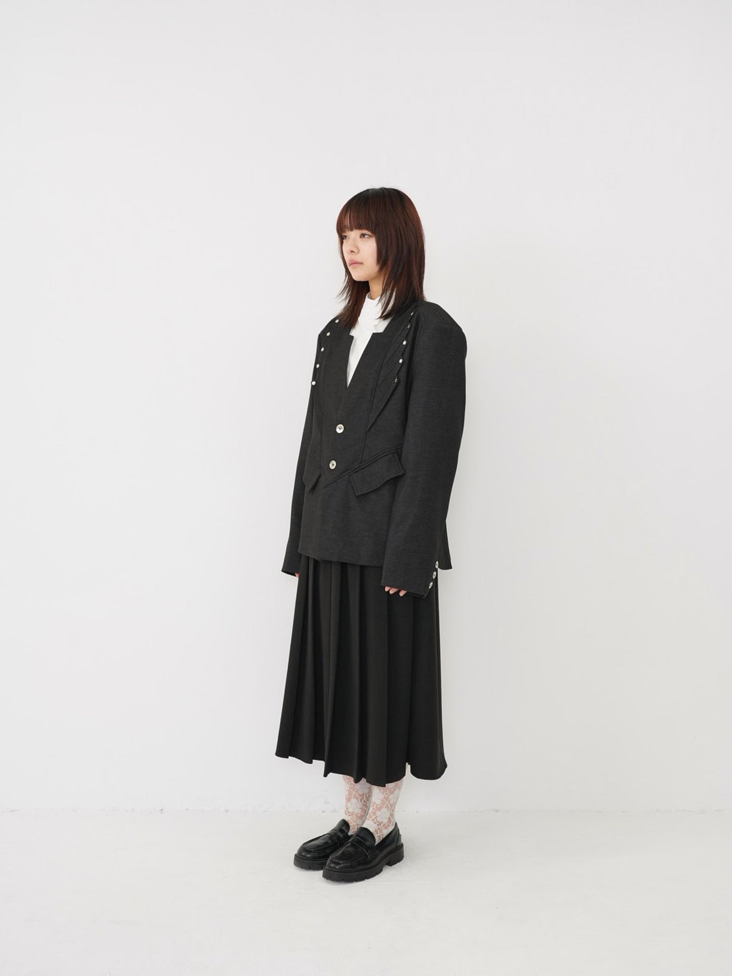 悩むけど振り返らないロングスカート