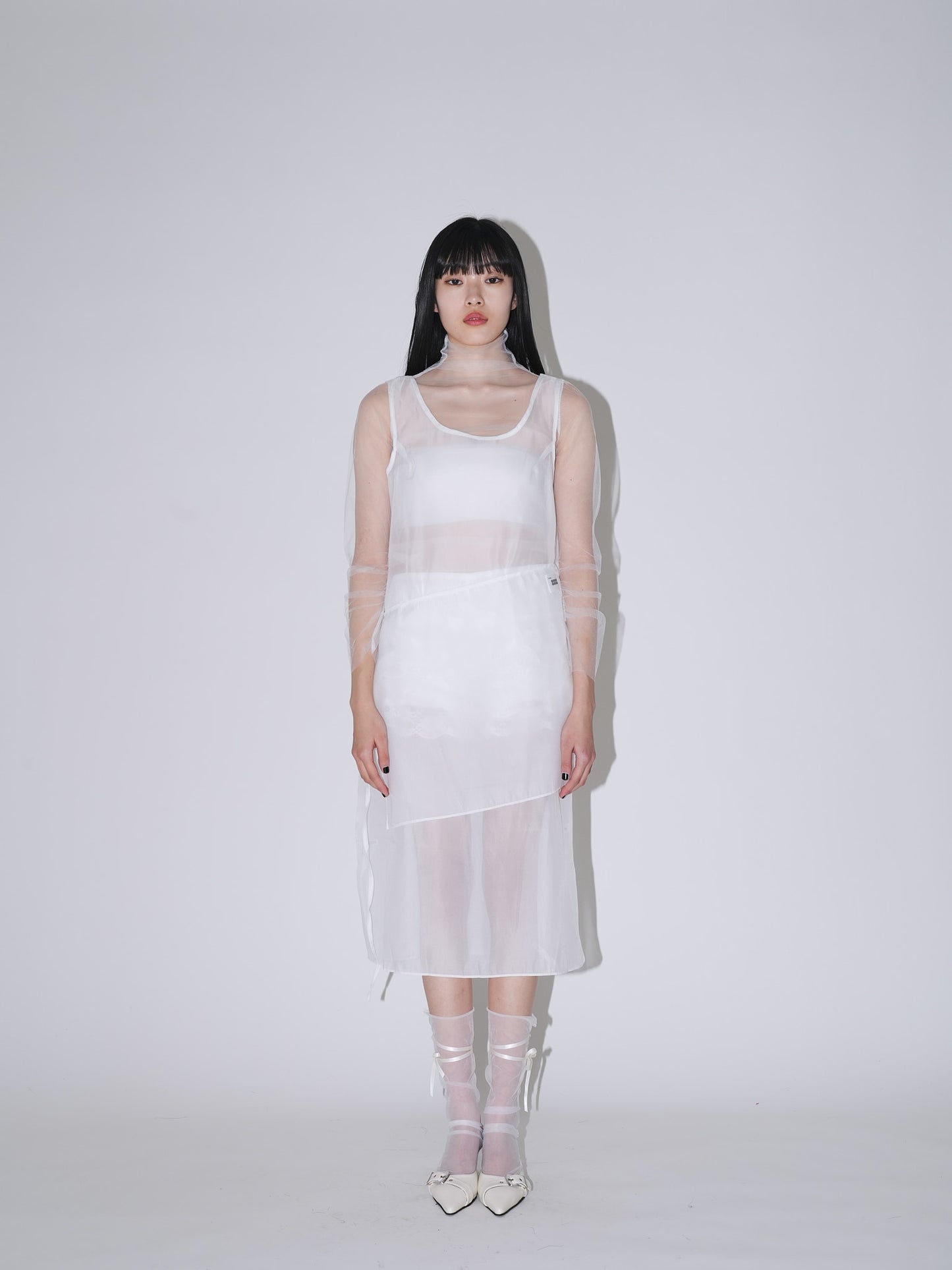 不安なムードを包み込むレースビスチェワンピ