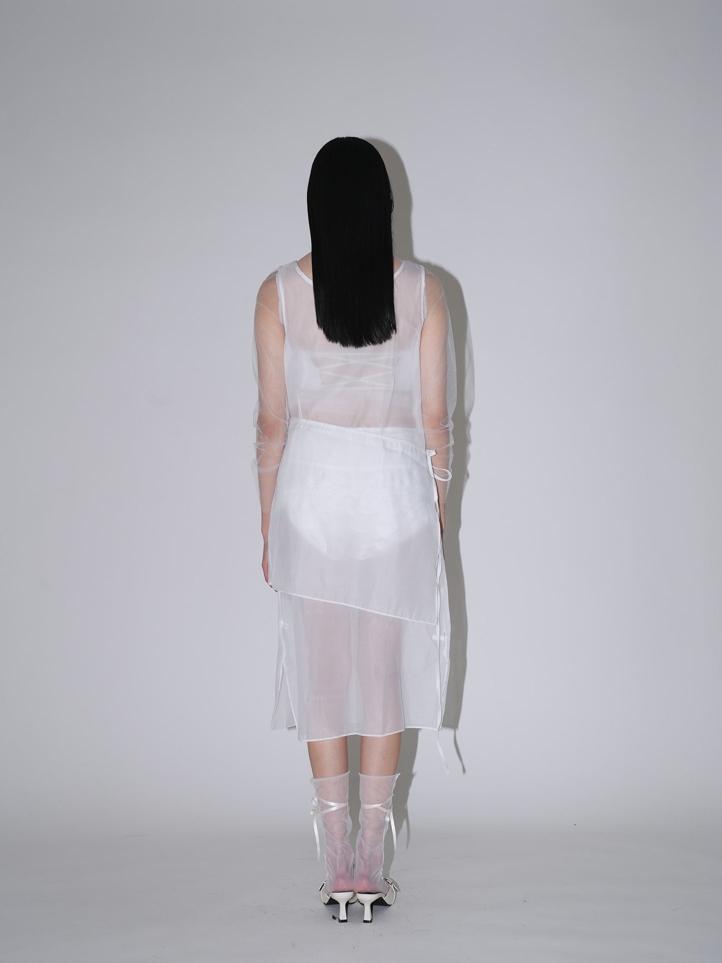 不安なムードを包み込むレースビスチェワンピ