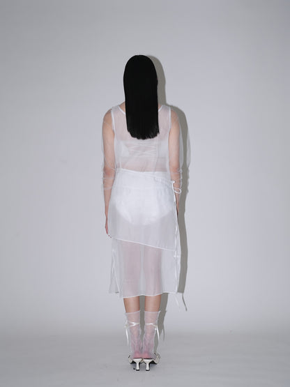 不安なムードを包み込むレースビスチェワンピ