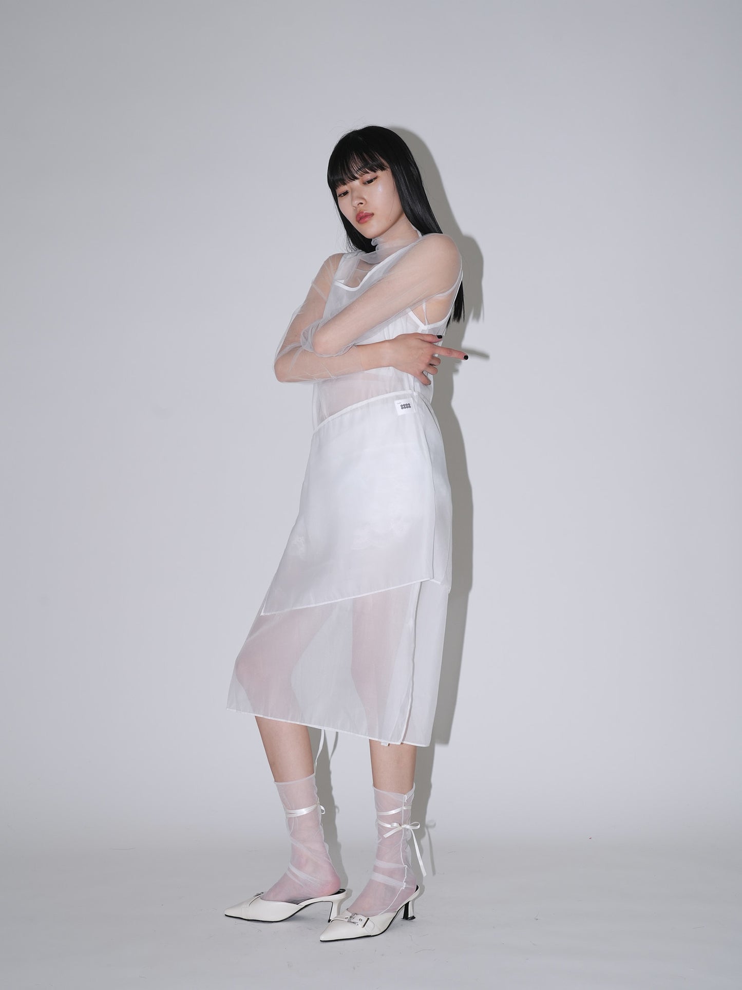 不安なムードを包み込むレースビスチェワンピ