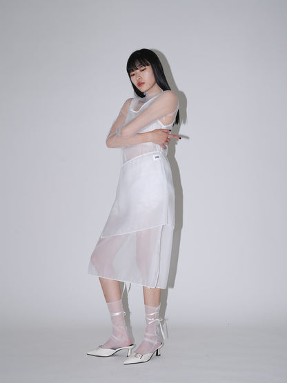 不安なムードを包み込むレースビスチェワンピ