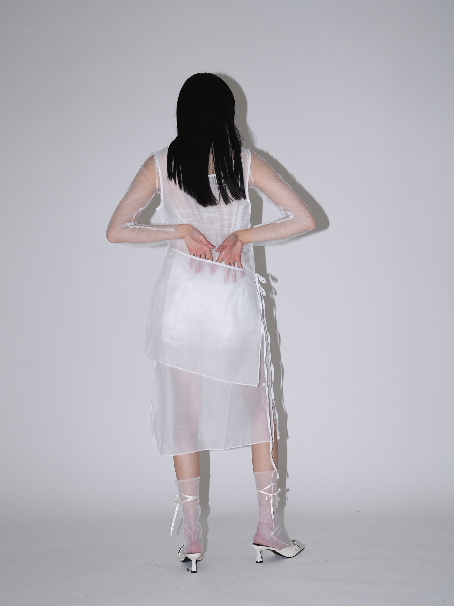 不安なムードを包み込むレースビスチェワンピ