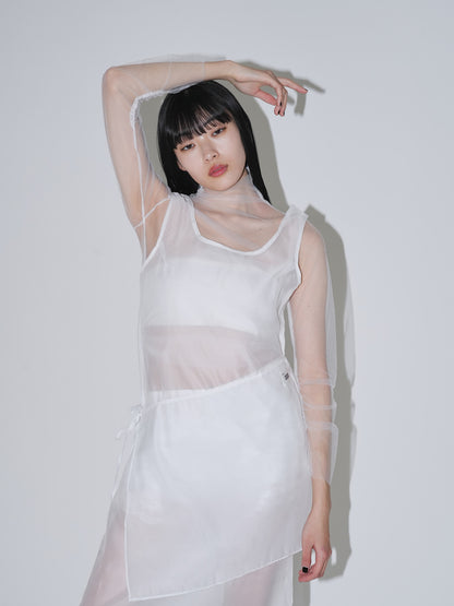 不安なムードを包み込むレースビスチェワンピ