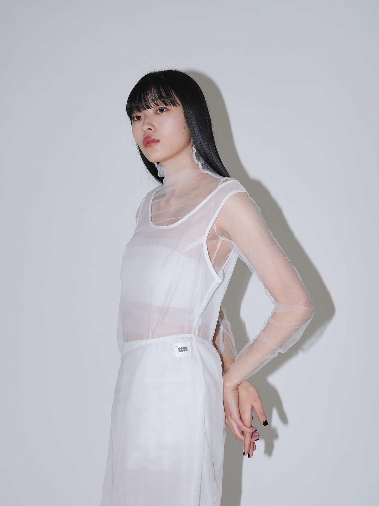 不安なムードを包み込むレースビスチェワンピ