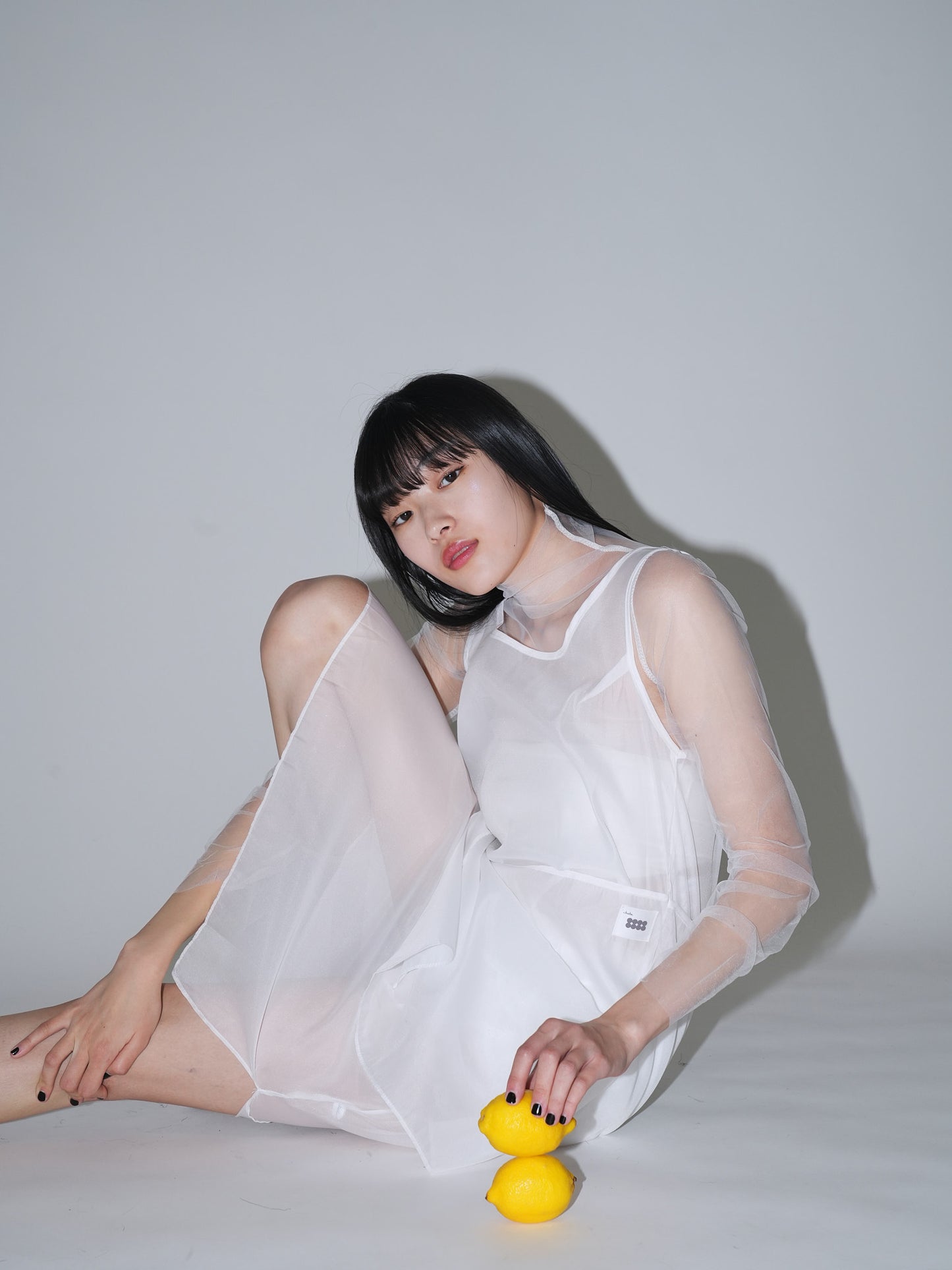 不安なムードを包み込むレースビスチェワンピ