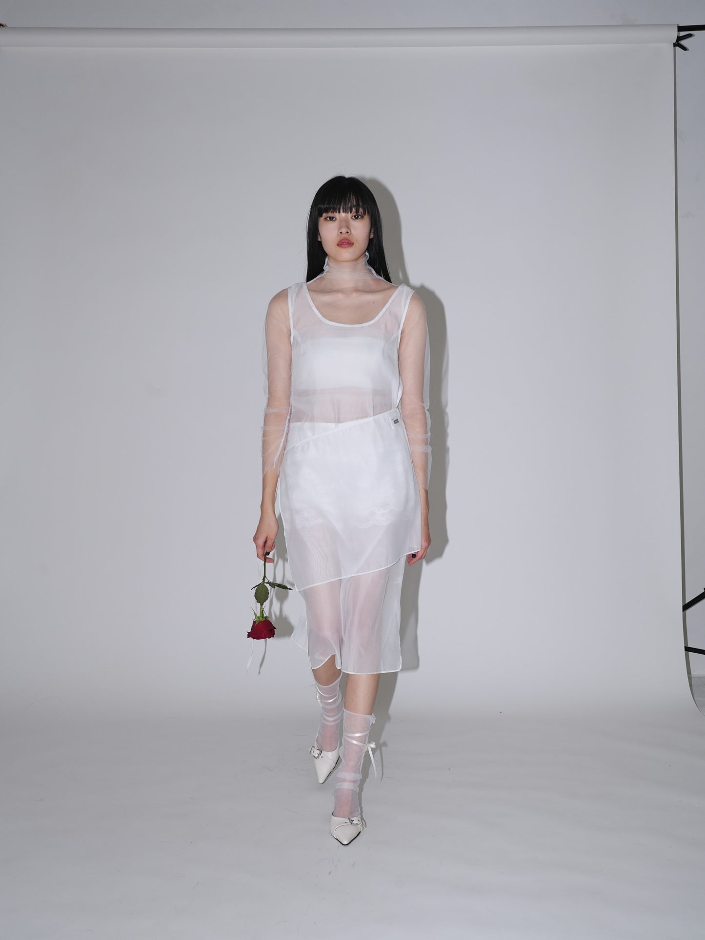 不安なムードを包み込むレースビスチェワンピ