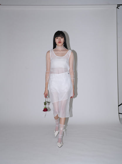 不安なムードを包み込むレースビスチェワンピ