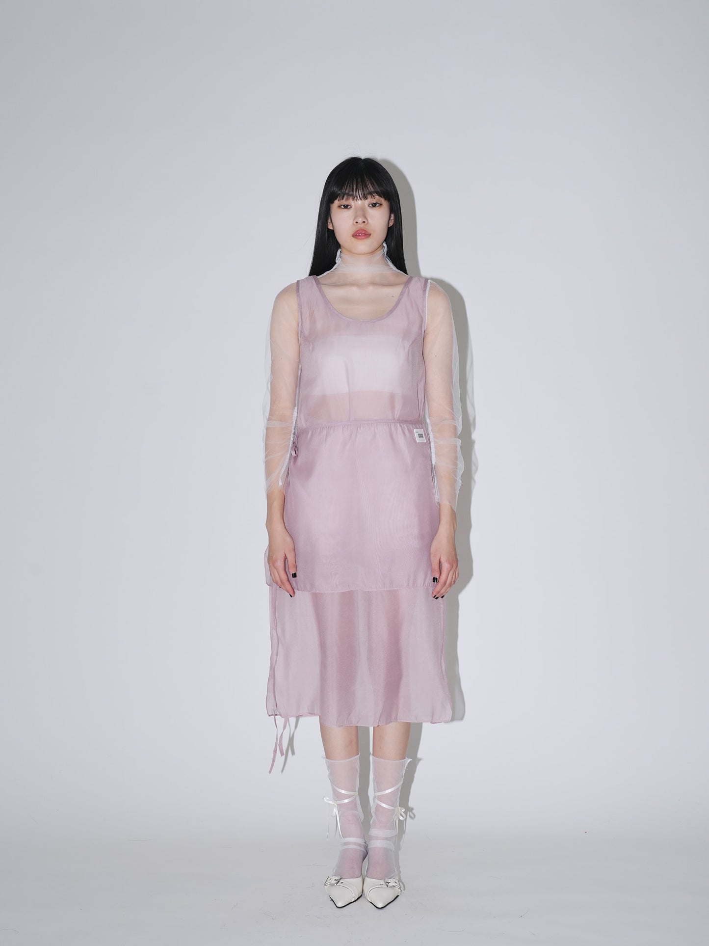 不安なムードを包み込むレースビスチェワンピ