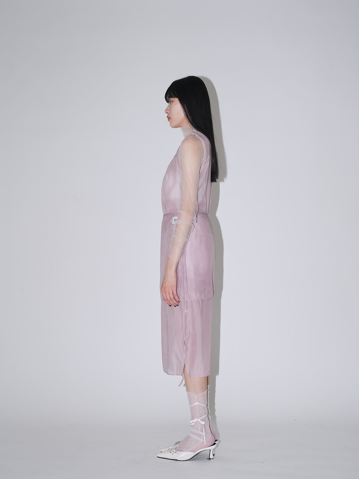 不安なムードを包み込むレースビスチェワンピ