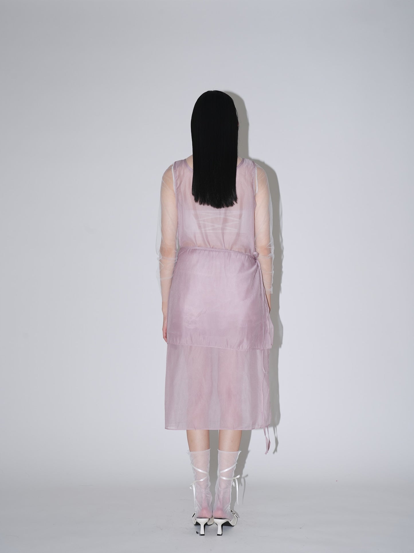 不安なムードを包み込むレースビスチェワンピ