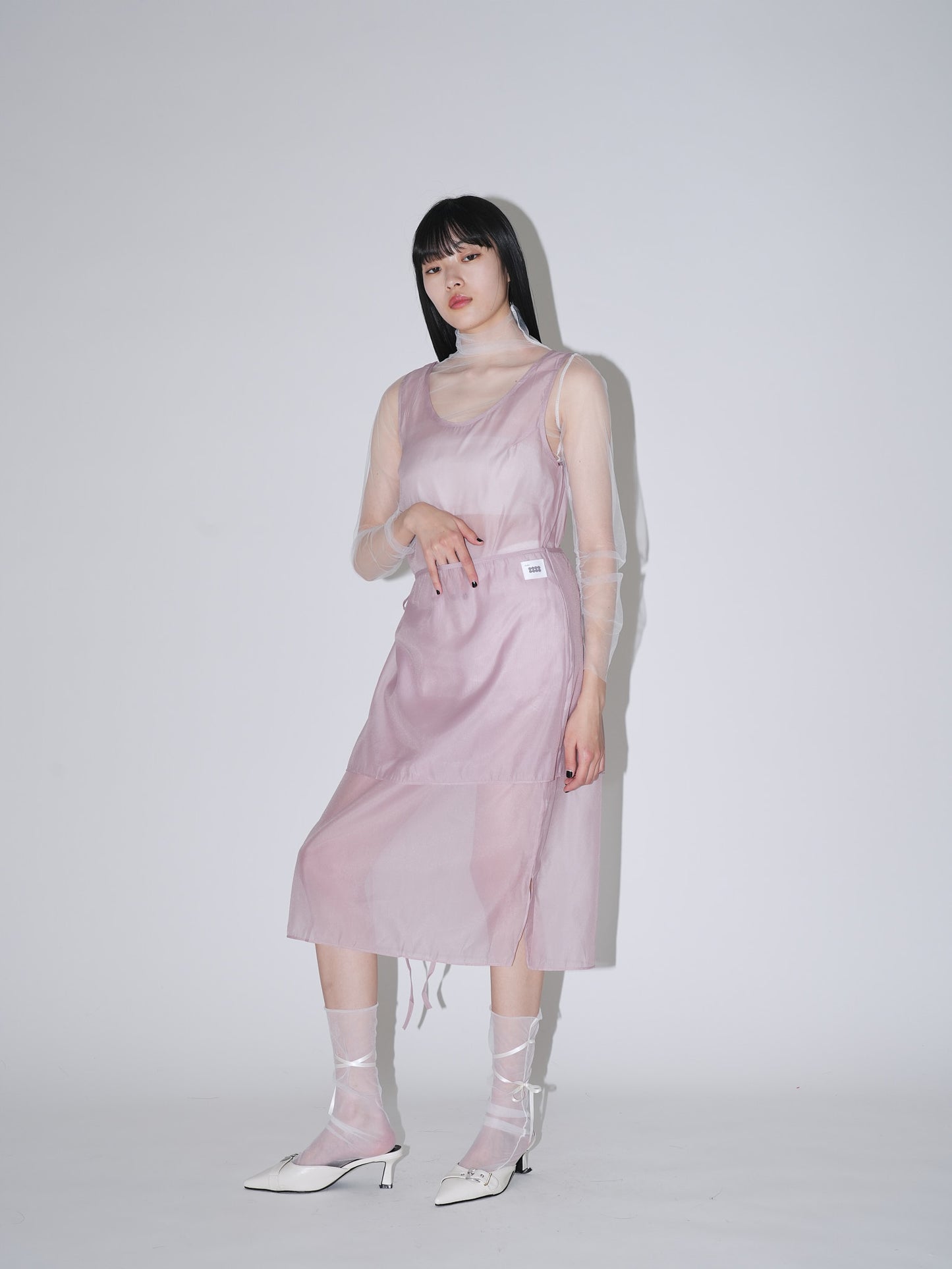 不安なムードを包み込むレースビスチェワンピ