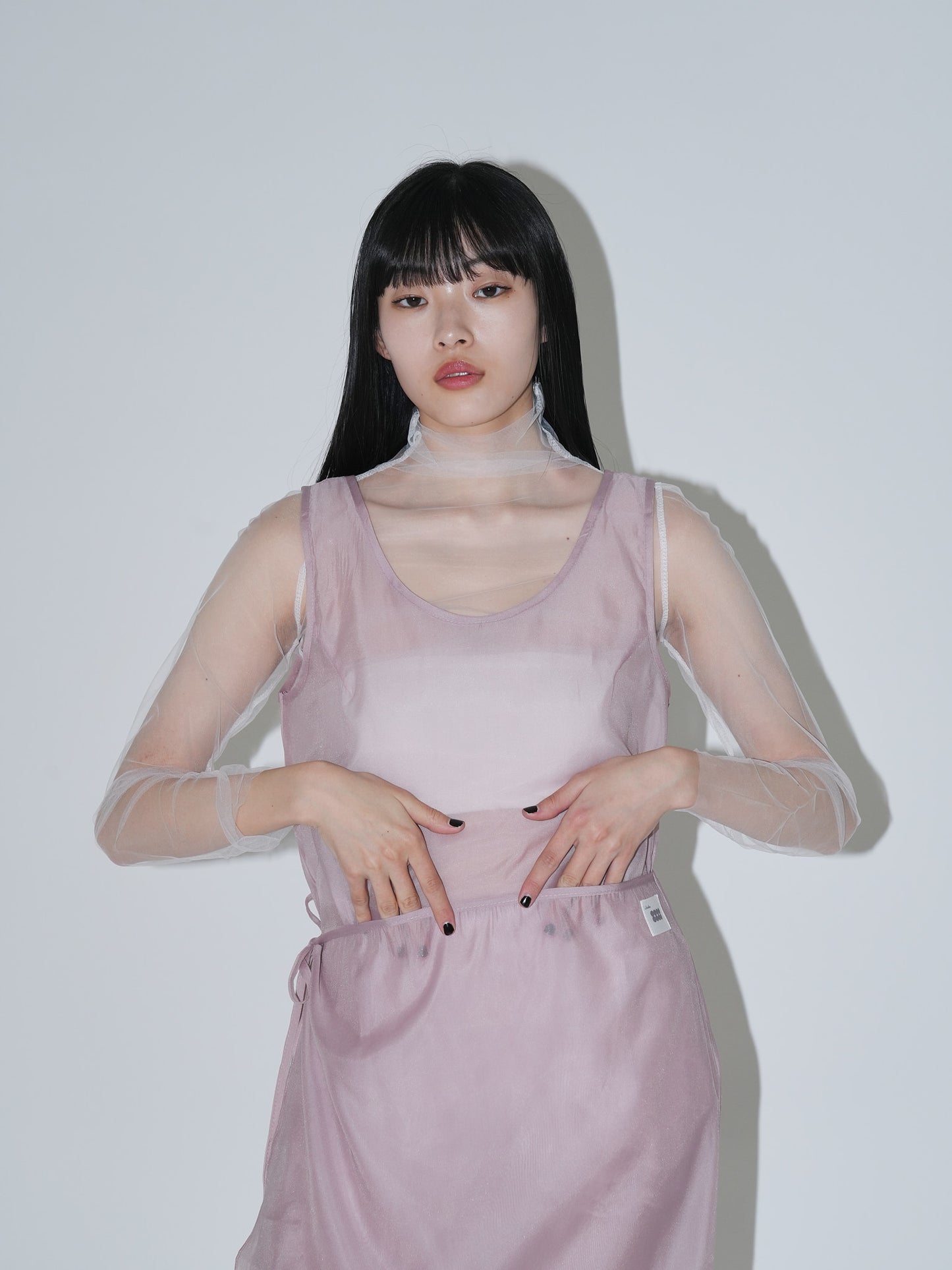 不安なムードを包み込むレースビスチェワンピ