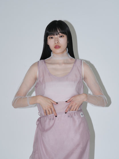 不安なムードを包み込むレースビスチェワンピ