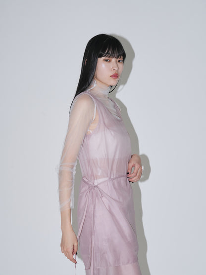 不安なムードを包み込むレースビスチェワンピ