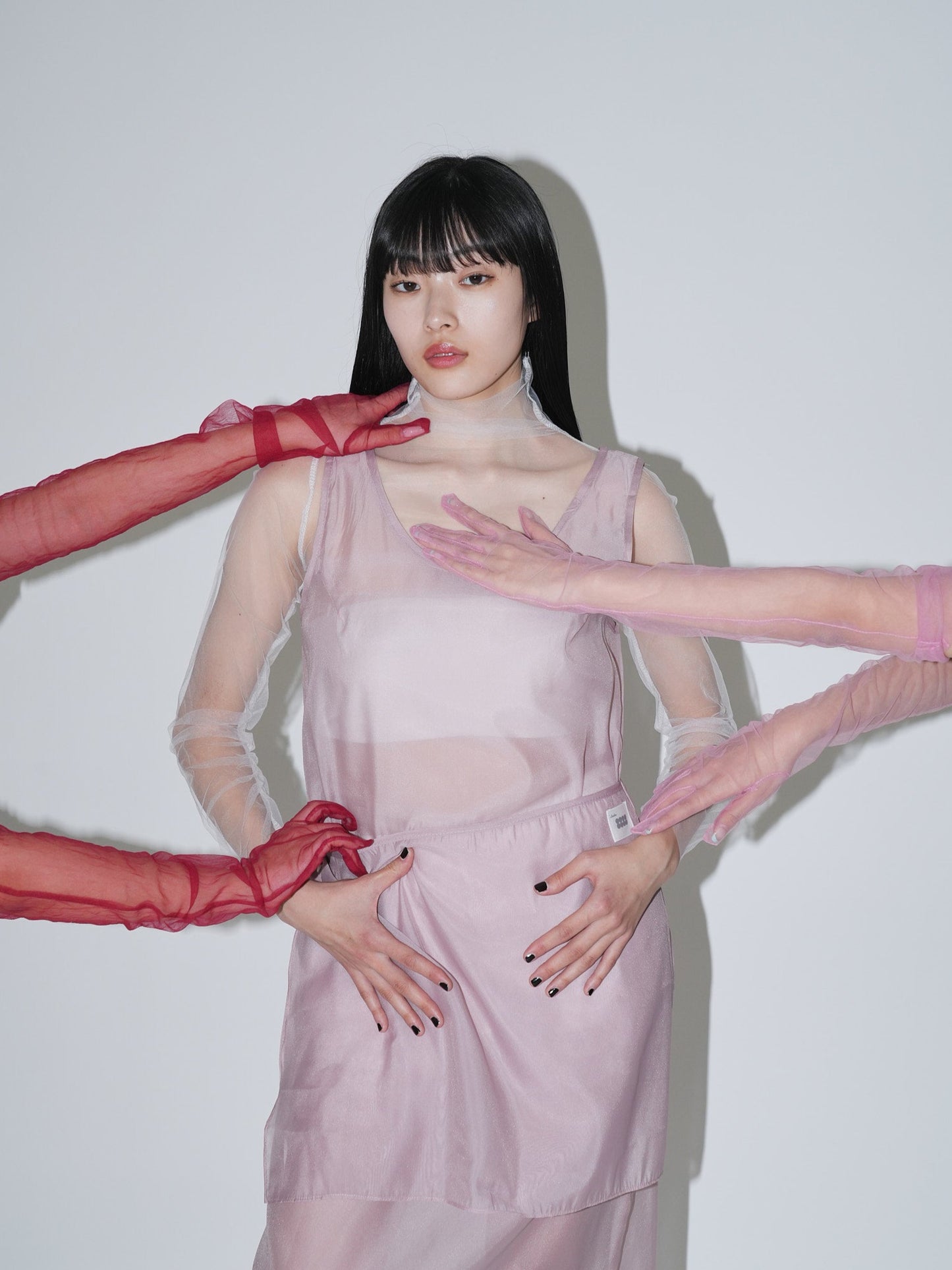 不安なムードを包み込むレースビスチェワンピ