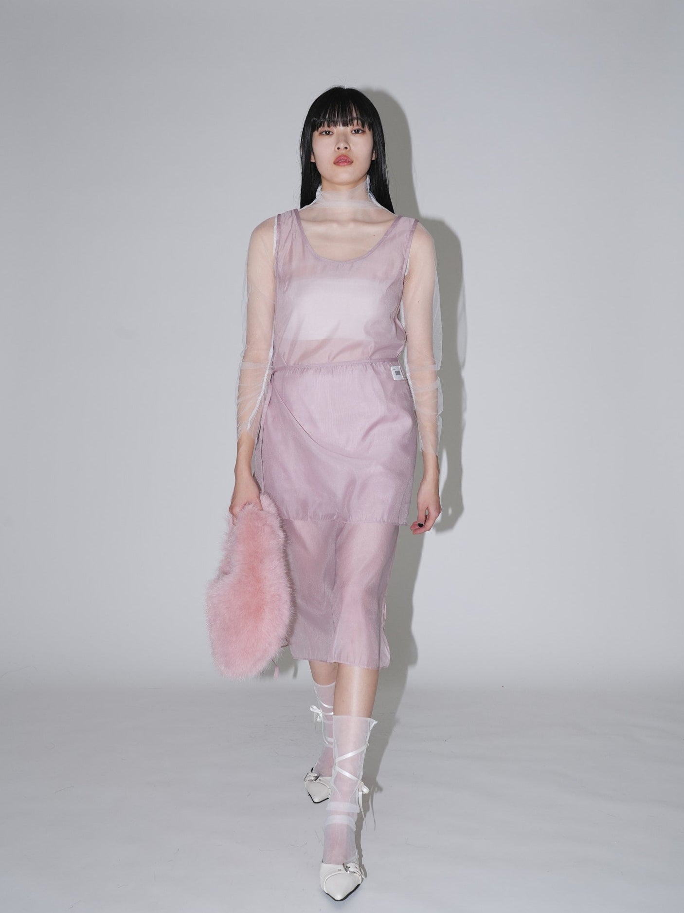 不安なムードを包み込むレースビスチェワンピ