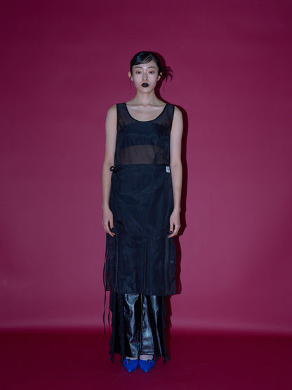 不安なムードを包み込むレースビスチェワンピ