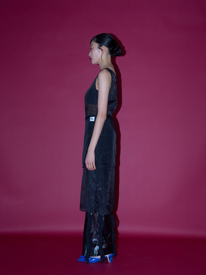 不安なムードを包み込むレースビスチェワンピ