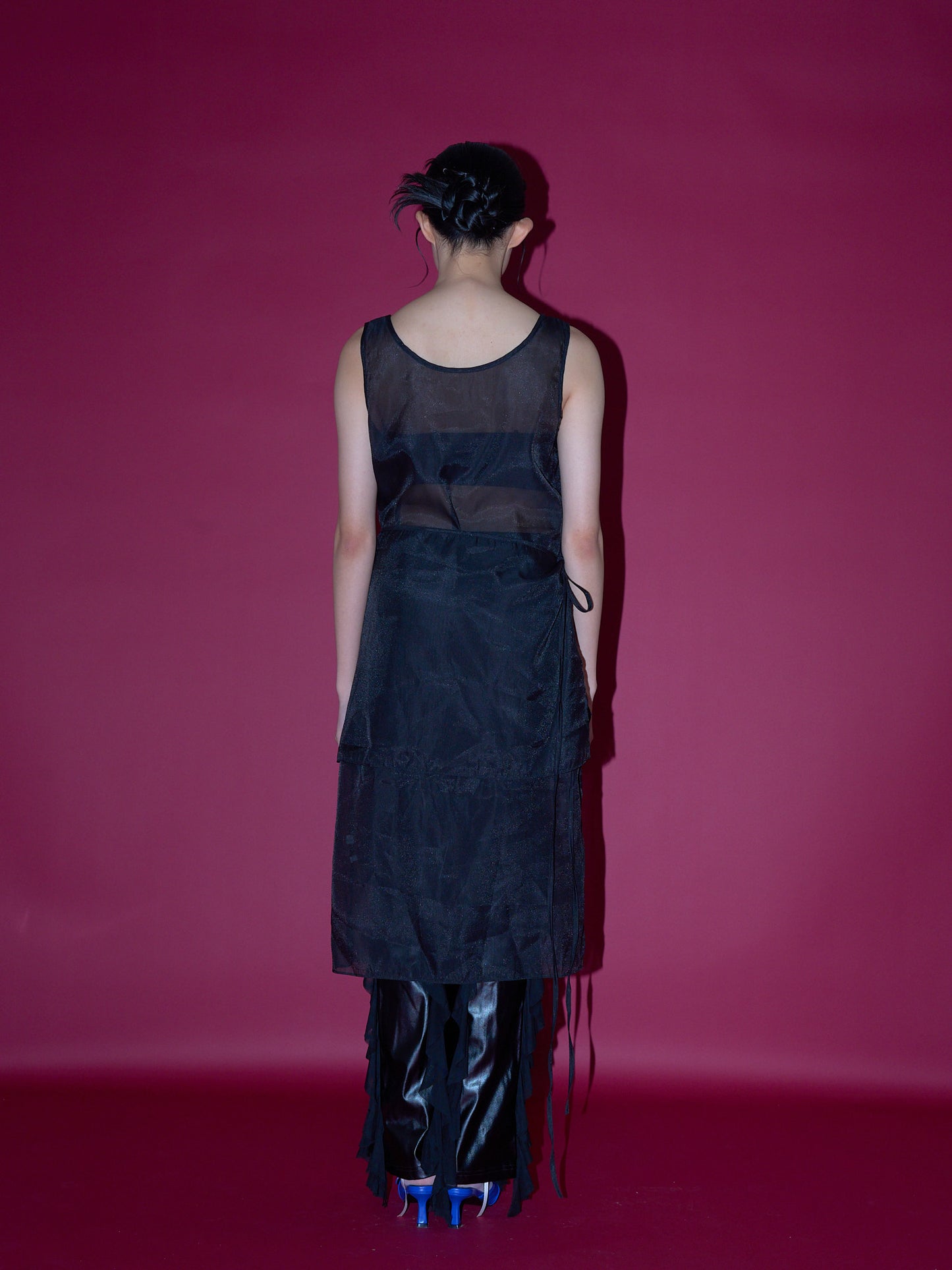 不安なムードを包み込むレースビスチェワンピ