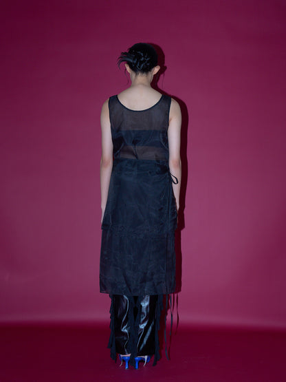 不安なムードを包み込むレースビスチェワンピ