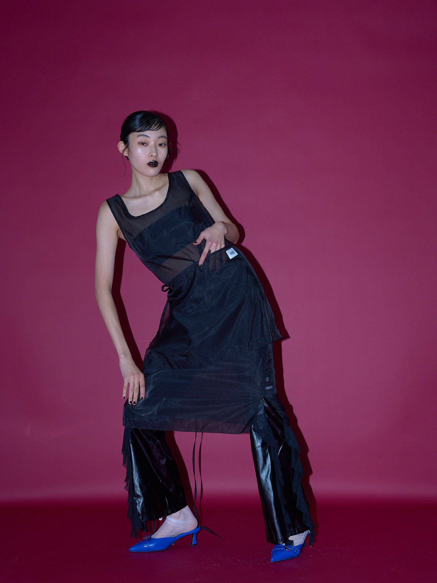 不安なムードを包み込むレースビスチェワンピ