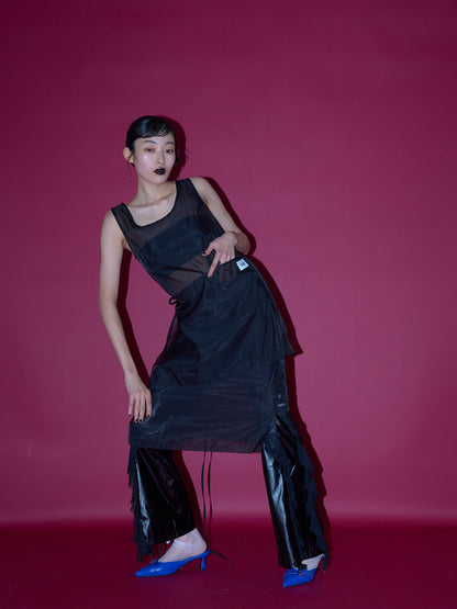 不安なムードを包み込むレースビスチェワンピ