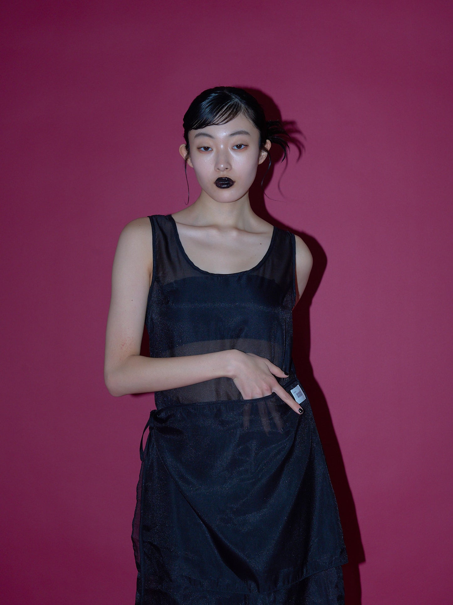 不安なムードを包み込むレースビスチェワンピ