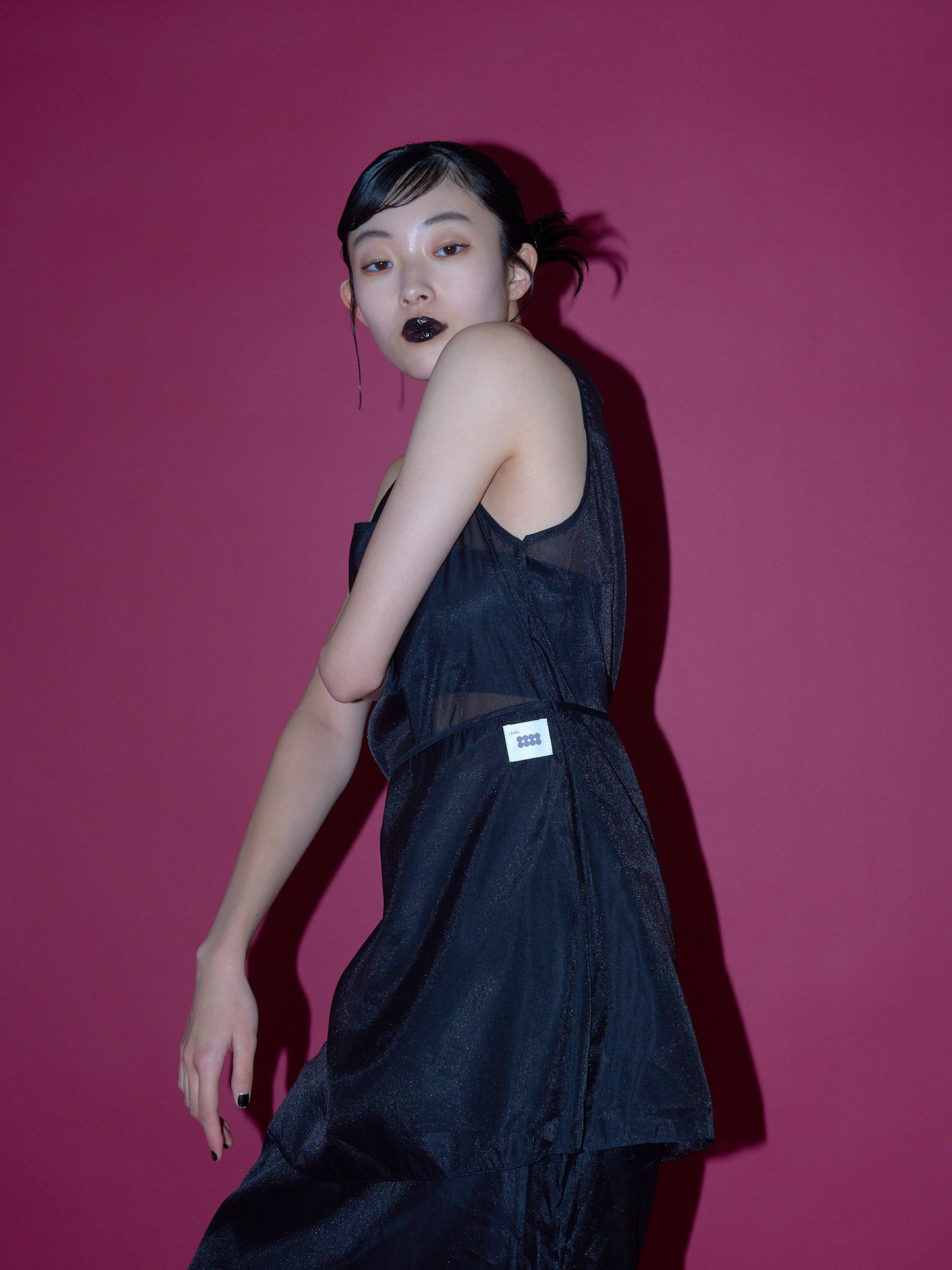 不安なムードを包み込むレースビスチェワンピ