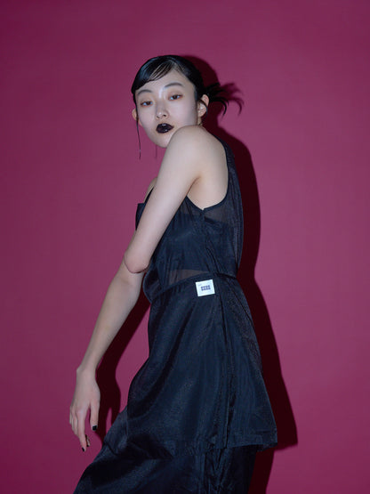 不安なムードを包み込むレースビスチェワンピ