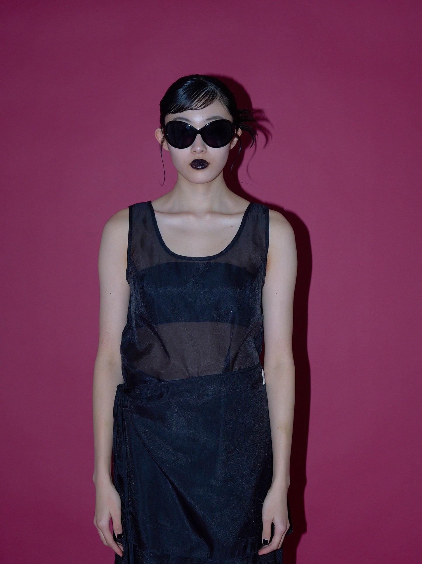 不安なムードを包み込むレースビスチェワンピ