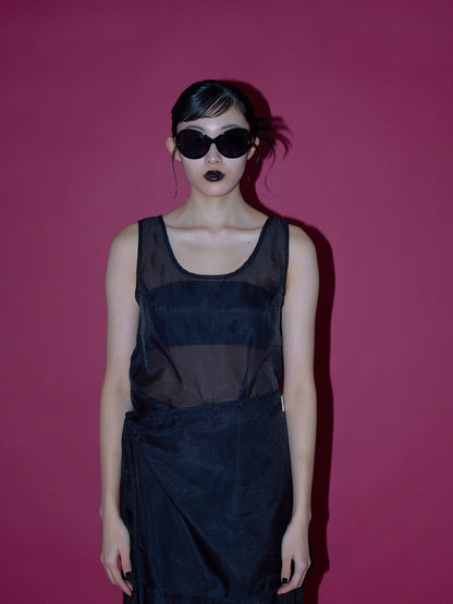 不安なムードを包み込むレースビスチェワンピ