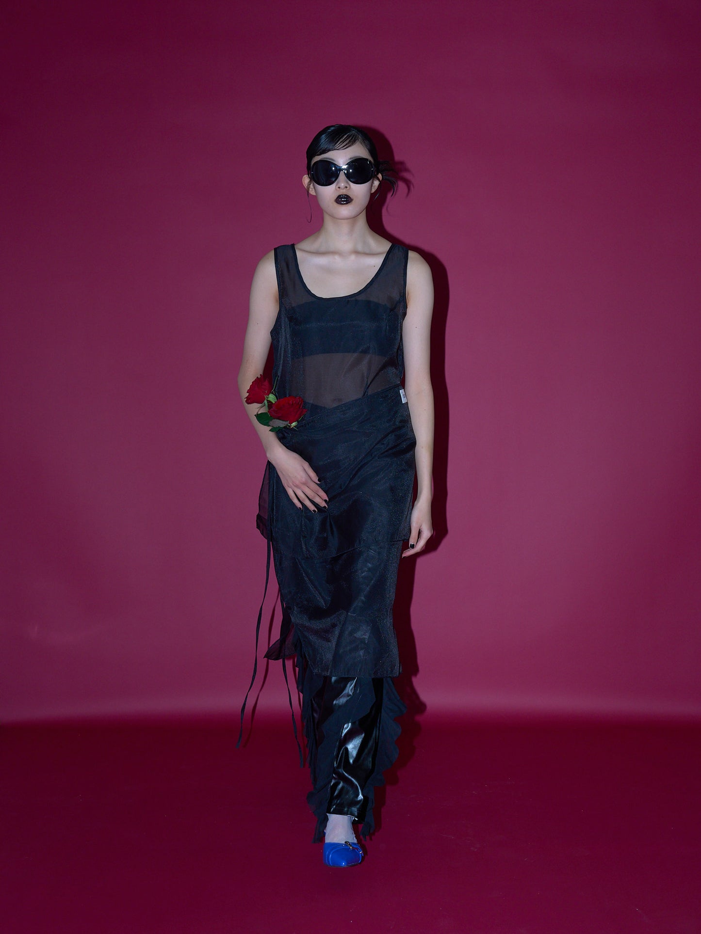 不安なムードを包み込むレースビスチェワンピ