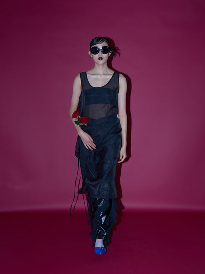 不安なムードを包み込むレースビスチェワンピ